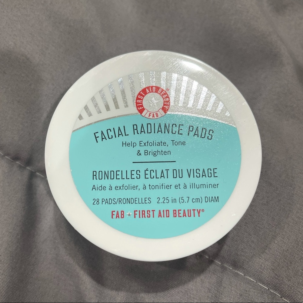 FIRST AID BEAUTY Facial Radiance Pads